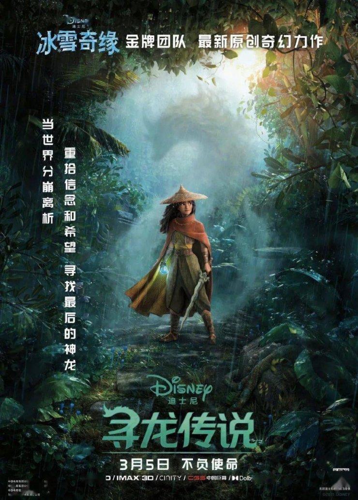 王灿和杜淳带女儿去上早教课，父女俩一起玩海洋球，画面很温馨